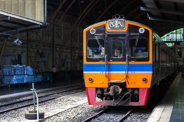 Tren por la estación de tren —  Fotos de Stock