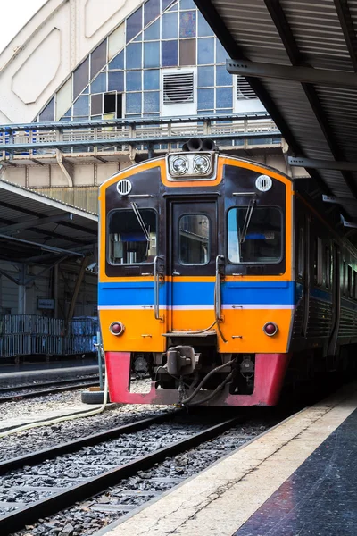 Comboio pela estação ferroviária — Fotografia de Stock