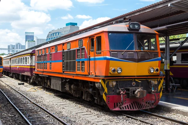 Comboio pela estação ferroviária — Fotografia de Stock