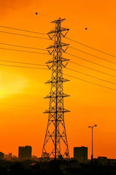Nagyfeszültségű tornyok naplemente háttere. — Stock Fotó