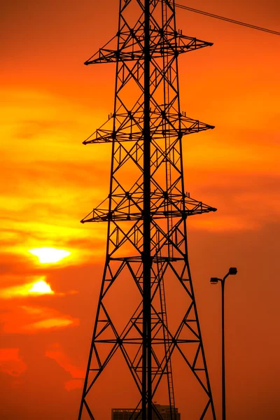 Високовольтні вежі аганістського фону заходу сонця . — стокове фото