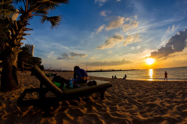 Trooppinen ranta auringonlaskun aikaan, rantatuoli Pattayan rannalla, Thaimaa — kuvapankkivalokuva