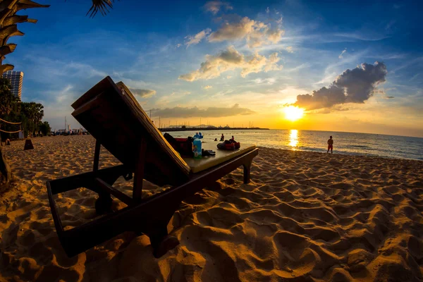 Tropisk strand i solnedgången, solstol på Pattaya Beach, Thailand — Stockfoto