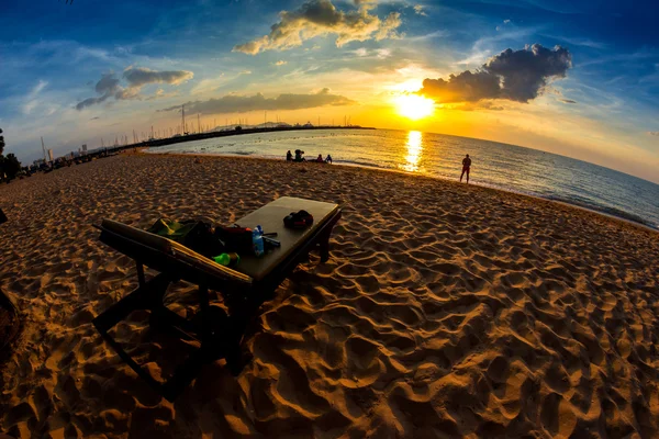 Tropisk strand i solnedgången, solstol på Pattaya Beach, Thailand — Stockfoto