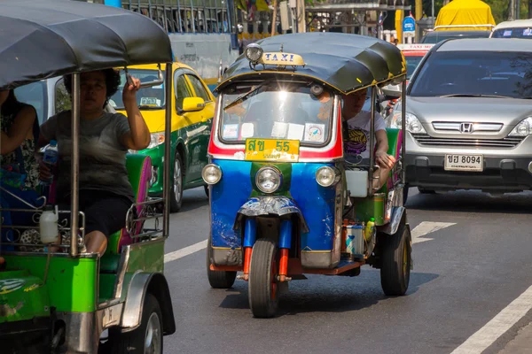 Bangkok, Tayland Aralık 12: Turist tuk-tuk kolaylık s için al. — Stok fotoğraf