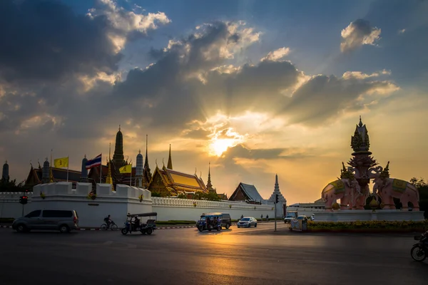 Bangkok, Thaiföld december 12-én: A forgalom kívül a grand palace (Wat P — Stock Fotó