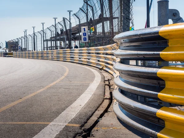 Il lato di una strada con barriere metalliche . — Foto Stock