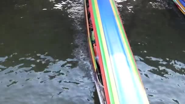 Longtail boat pass under the railway bridge at taling chan floating market — Stock Video