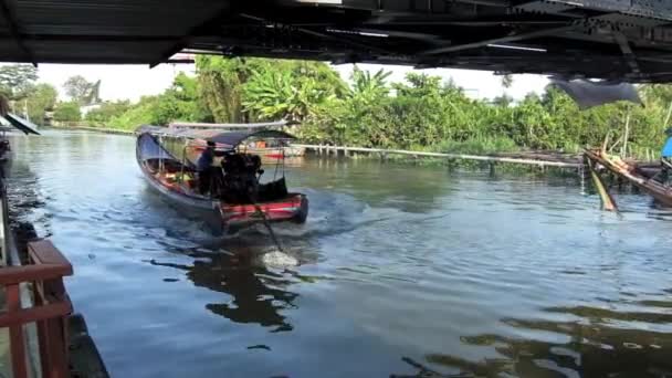 Длиннохвостая лодка возвращается к причалу для туристов на плавучем рынке Taling Chan Бангкок Таиланд . — стоковое видео