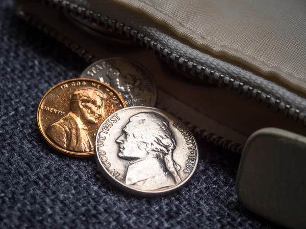 Monedas en dólares estadounidenses colocadas fuera de la billetera . —  Fotos de Stock
