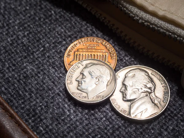 Monete in dollari collocate al di fuori del portafoglio . — Foto Stock