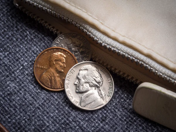 Monedas en dólares estadounidenses colocadas fuera de la billetera . —  Fotos de Stock