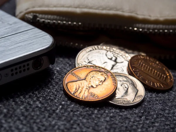 私たちドル硬貨がスマート フォンで財布の外側に配置. — ストック写真
