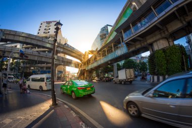 Bangkok, Tayland - Haziran 9: Trafik Ratchaprasong yol çevresinde. t