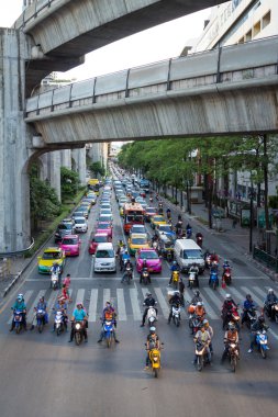Bangkok, Tayland - Haziran 9: Ratchaprasong yolu üzerinde trafik sıkışıklığı. t