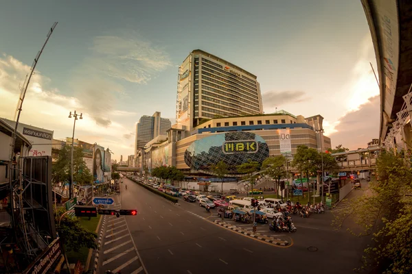 Bangkok, Thailand - 9 juni: Fisheye, Mbk Center är en stor s — Stockfoto