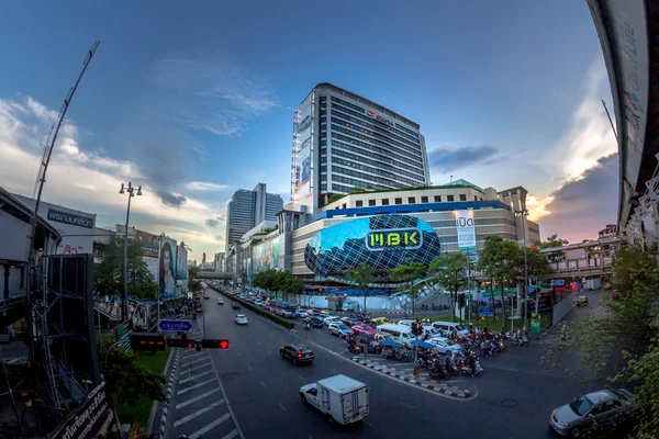 Bangkok, Thailand - 9 juni: Fisheye, Mbk Center är en stor s — Stockfoto