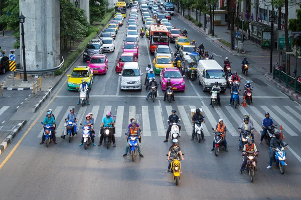 BANGKOK, TAILANDIA - 9 DE JUNIO: Atasco de tráfico en la carretera Ratchaprasong. t —  Fotos de Stock