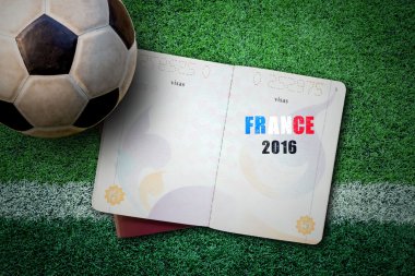 Fransa 2016 kavramı ile pasaport ve futbol topu yeşil çimenlerin üzerinde