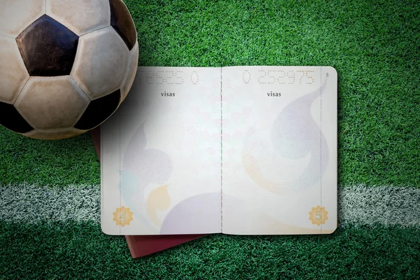 Francia 2016 Concepto con pasaporte y pelota de fútbol sobre hierba verde —  Fotos de Stock