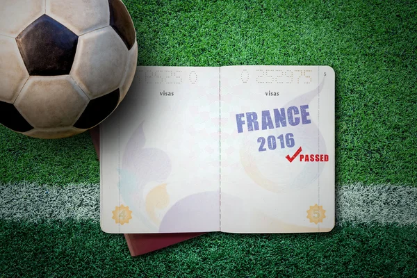 France 2016 Concept avec passeport et ballon de football sur herbe verte — Photo