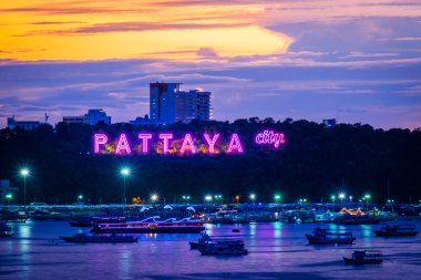 Renkli Pattaya şehir alfabesinin alacakaranlık