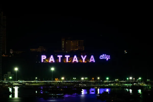 밤에 파타야 시티 알파벳의 화려한 — 스톡 사진