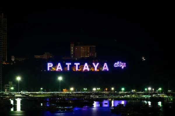 Colorido alfabeto de la ciudad de Pattaya en la noche — Foto de Stock