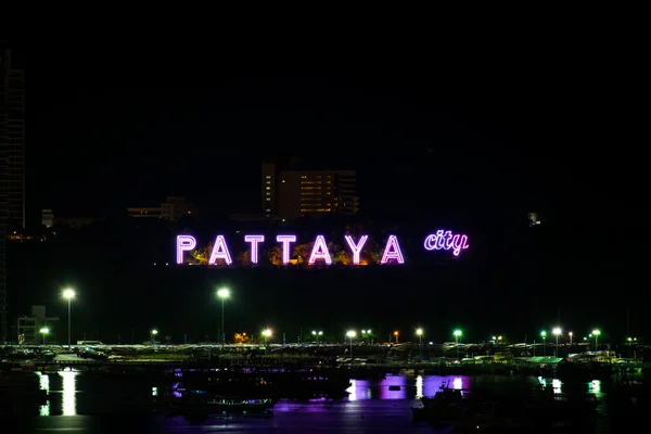 Colorido alfabeto de la ciudad de Pattaya en la noche — Foto de Stock