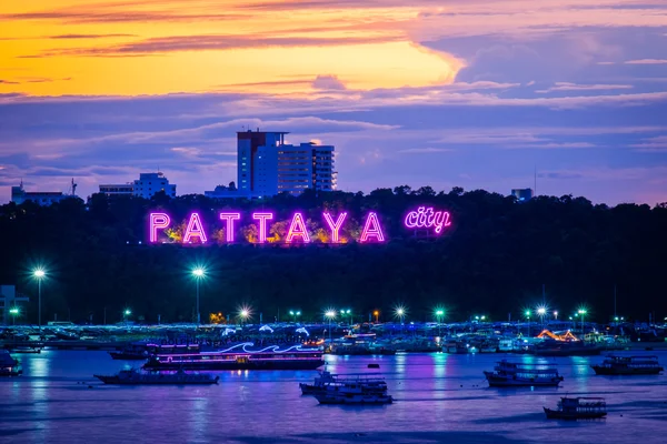 Colorido do alfabeto da cidade de Pattaya no crepúsculo — Fotografia de Stock