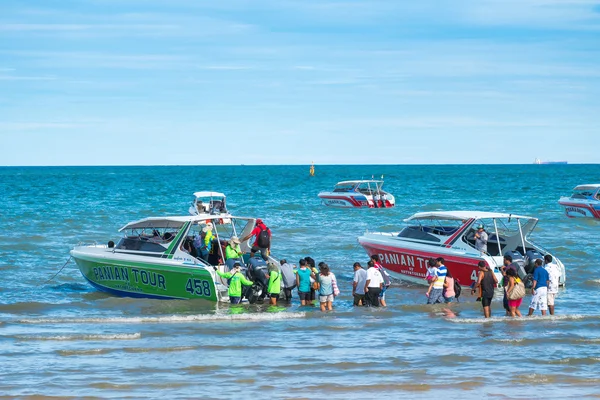 PATTAYA, TAILANDIA - 12 de septiembre de 2015: El viajero va a speedboa — Foto de Stock