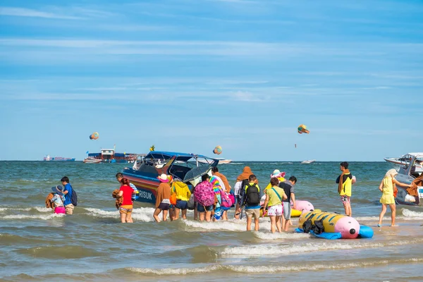 PATTAYA, TAILÂNDIA - 12 de setembro de 2015: Viajante está na bea — Fotografia de Stock