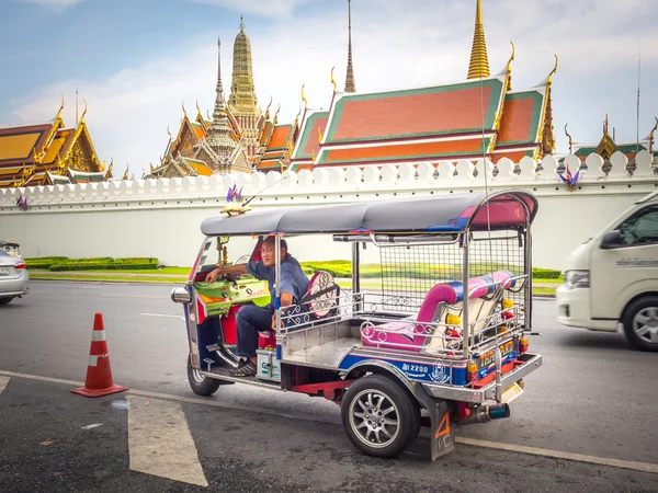 BANGKOK,THAILAND SEP 29: Tuk Tuk vehicle park and waiting for pa — Stock Fotó