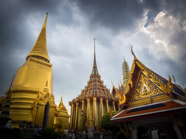 BANGKOK,THAILAND SEP 29: Wat pra kaew, Grand palace under dark r — Stock Photo, Image