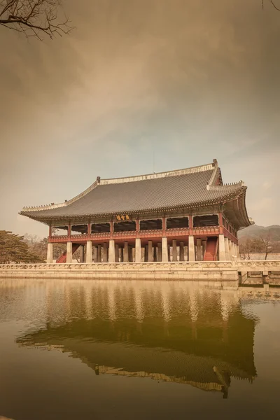 Gyeonghoeru pavilon, Gyeongbokgung Palace v Soulu, Korea vinta — Stock fotografie