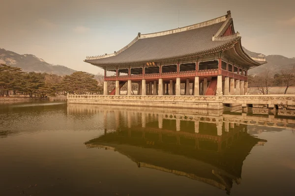 Pavilhão Gyeonghoeru, Palácio Gyeongbokgung em Seul, Coreia do Sul vinta — Fotografia de Stock