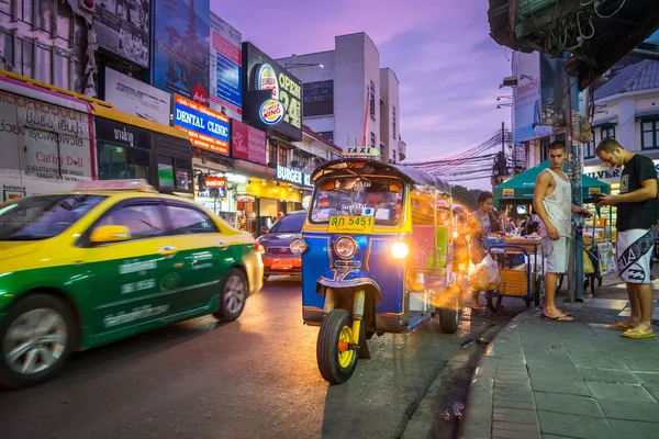 BANGKOK - OCTOBER 17: Tuk-tuks waiting passengers on Khao San Ro — Stock Photo, Image