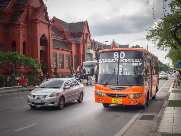 BANGKOK,THAILAND SEP 29: Mini bus number 80 stop opposite Thawon — Stockfoto