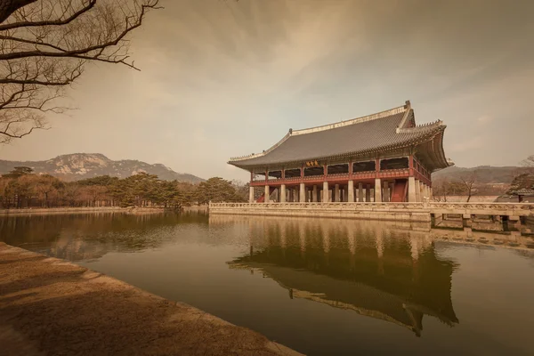 Gyeonghoeru paviljong, Gyeongbokgung Palace i Seoul, Korea vinta — Stockfoto