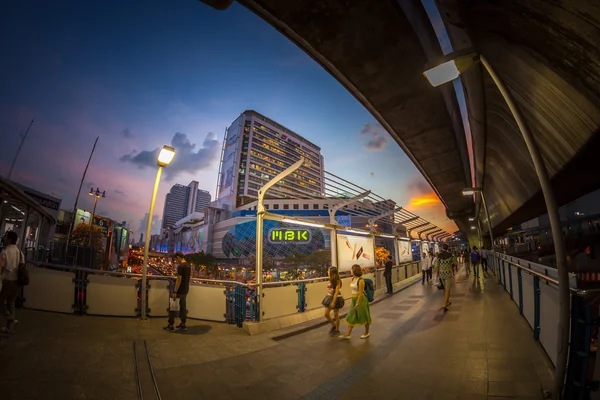 BANGKOK, TAILÂNDIA - NOVEMBRO 19: Fisheye ver, Pessoas e trave — Fotografia de Stock