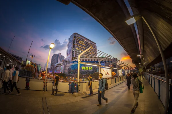 BANGKOK, TAILÂNDIA - NOVEMBRO 19: Fisheye ver, Pessoas e trave — Fotografia de Stock