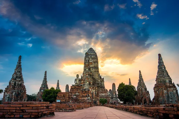 Archeologická lokalita na Wat Chaiwatthanaram v Ayutthaya historický — Stock fotografie