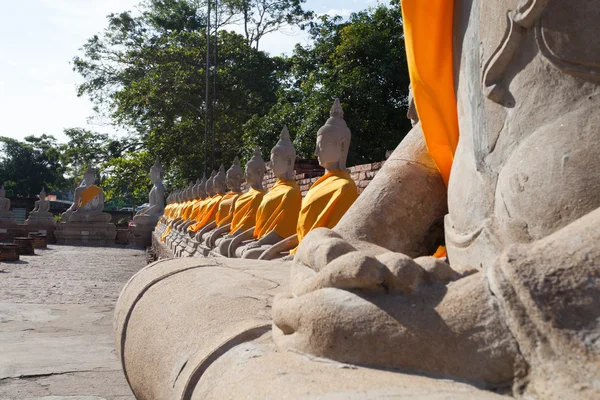 Wiersz o posągu Buddy starożytnych w Wat Yai Chai Mongkol. Ayutthaya — Zdjęcie stockowe