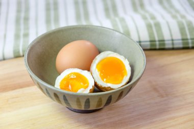 Japon kapta yarım orta haşlanmış yumurta