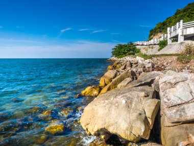 Güzel mavi gök, deniz ve Bang Saen Tayland taşlara.