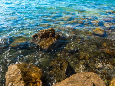 Güzel mavi gök, deniz ve Bang Saen Tayland taşlara.