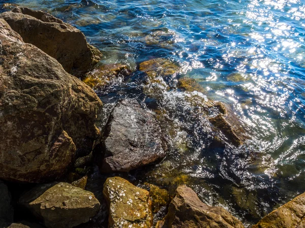 美丽的蓝天、 大海和岩石在泰国挽盛. — 图库照片