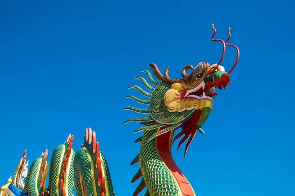 Китайский дракон на голубом небе в Ват-Муанге, провинция Анг-Тонг , — стоковое фото