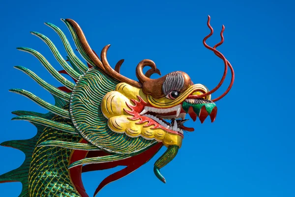 Китайский дракон на голубом небе в Ват-Муанге, провинция Анг-Тонг , — стоковое фото