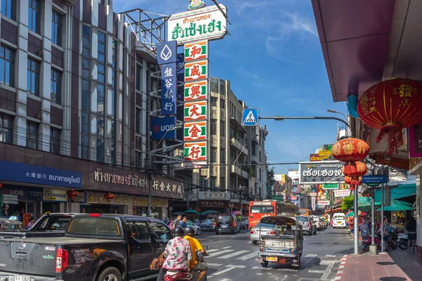 YAOWARAT, BANGKOK, TAILANDIA -10 ENE 2016: Tráfico Por la mañana — Foto de Stock